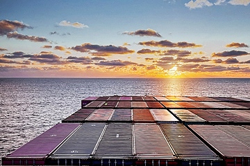 Blau der Himmel, sauber die See: So schön kann Containerschifffahrt sein (Foto: Hapag-Lloyd)