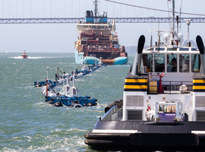 Schlepper ziehen die künstliche High-Tech-Bucht von San Francisco aus in den Pazifik hinaus (Foto: TOC)