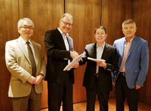 Partnerschaft mit Disheng besiegelt (v.l.n.r.): Shunichi Watanabe (Regional Manager Asia, Songwon), Philippe Schlaepfer (Leader of Performance Chemicals, Songwon), Xingping Pan (President Disheng Group) und Min Tian (General Manager China, Songwong) - (Foto: Songwon)