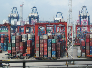 In China werden derzeit massenweise Container benötigt (Foto: KI)