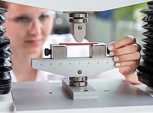 Labortests der neuen Silikon-Materialien zeigen laut Hersteller gute mechanische Belastbarkeit und UV-Stabilität (Foto: Wacker)