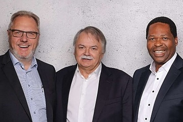 Ein Trio an der Spitze des Anbieters von Kunststoffspezialitäten: CEO Thomas Günnewig (li.) mit CFO Robert Riegler (Mitte) und dem neuen CSO Rinos Muchenagumbo (Foto: Lucobit)