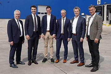 Offizielle Eröffnung des Erweiterungsbaus in Vlotho- Exter mit CEO Philipp Lehner (2.v.li.) und Chairman Günther Lehner (2. v.re.; Foto: Yvonne Gottschlich)
