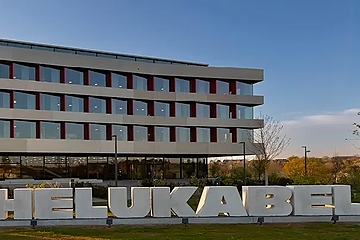 Mit Unternehmensschriftzug: Das Verwaltungsgebäude am Stammsitz in Hemmingen nordwestlich von Stuttgart (Foto: Helukabel)