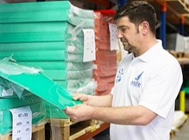 Plastribution: Biritischer Distributeur kauft Plattenhersteller