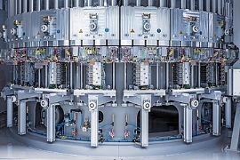 KHS: Hersteller von PET-Streckblasmaschinen stockt Plasmax-Kapazitäten auf