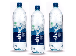 Das Berliner Start-up bietet als erster Getränkeabfüller in Deutschland Mineralwasser-Flaschen aus 100 Prozent RE PET an (Foto: share/Victor Strasse)