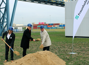 Uwe Schumann, bhss Architekten; Hans-Joachim Hennings, Wirtschaftsministerium von Sachsen-Anhalt, und Peter Michel, Fraunhofer PAZ (v.l.) beim traditionellen Spatenstich (Foto: Fraunhofer PAZ)