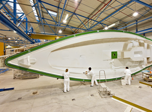 Fertigung eines Composites-Bootsrumpfs in Frankreich (Foto: Bénéteau)