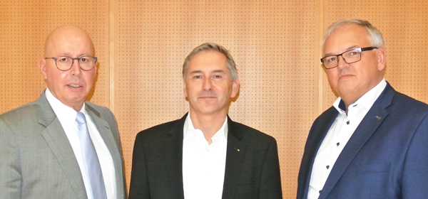 Ralf Olsen (Hauptgeschäftsführer pro-K), Markus Höchli (Geschäftsleiter und Inhaber Argolite) und Thoralf Rahn (Vertriebsleiter Industrie & DIY Resopal) (v.l.n.r.; Foto: Pro-K)