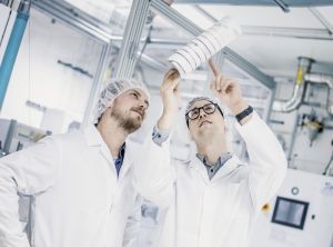 Das Carbonfaser-Technikum entwickelt neue Fasern für Anwendungen in der Automobil- und Luft/Raumfahrtindustrie (Foto: TU Dresden)
