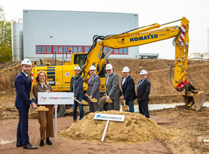 Die Gesellschafter Kristian und Margit Kläger (li.) beim Spatenstich in Hartha (Foto: Kläger Plastik)