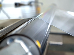 Evonik nahm eine Anlage für mehrschichtige PMMA-Flachfolien in Betrieb (Foto: Evonik)