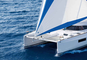 Katamaran aus französischer Fertigung (Foto: Bavaria Yachtbau)