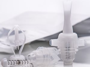 Die Ausgießer halten den Inhalt auch nach dem ersten Öffnen hygienisch einwandfrei (Foto: Pöppelmann)