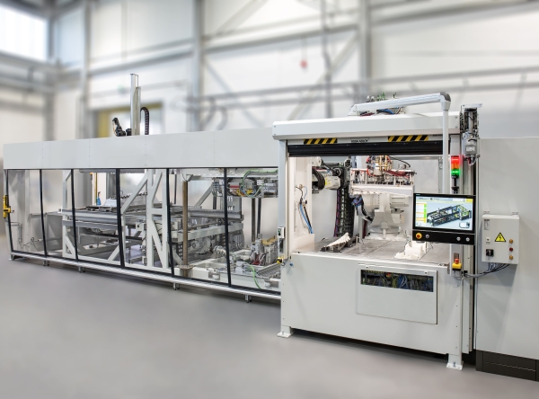 Automatisierte und modulare Vakuumkaschieranlage (Foto: Kiefel)