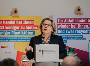 Bundesumweltministerin Svenja Schulze stellt ihren 5-Punkte-Plan gegen Plastikmüll in Berlin vor (Foto: BMU/Sascha Hilgers)