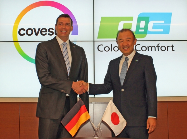 Dr. Markus Steilemann (l.), Vorstandsvorsitzender von Covestro, und Kaoru Ino, Director, President und CEO der DIC Corporation (Foto: Covestro)