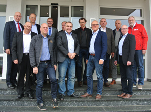 Mitglieder der Fachgruppe Haustürfüllungen zu Besuch bei Dreisol Coating (Foto: pro-K)