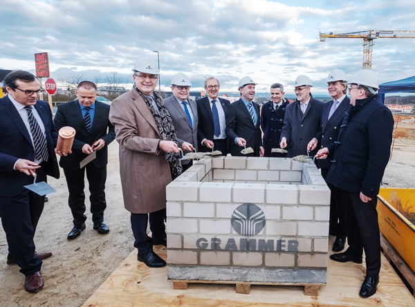 Traditionelle Grundsteinlegung in Ursensollen mit dem bayerischen Wirtschaftsminister Hubert Aiwanger (5.v.r., Foto: Grammer)