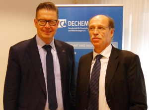 Am 1. Januar 2019 übernimmt Klaus Schäfer (l.) den Vorstandsvorsitz der Dechema von Prof. Dr. Rainer Diercks (Foto: Covestro)
