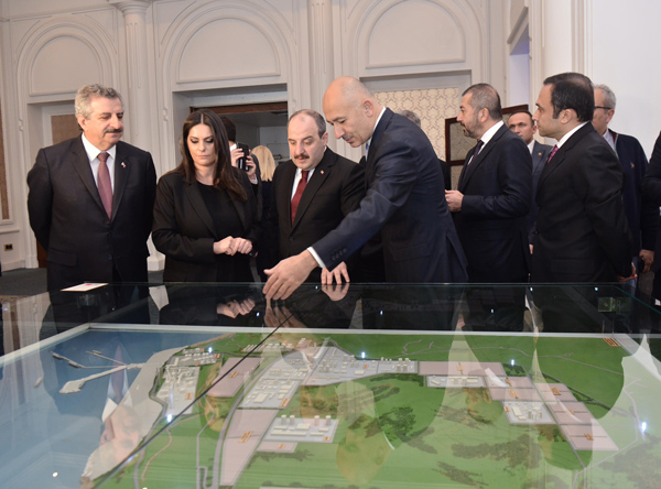 Rönesans-CEO Dr. Erman Ilicak (Mitte) stellte die Pläne in Ceyhan vor (Foto: Rönesans)