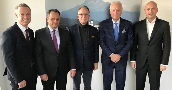 Der neue Verwaltungsrat: Jobst Wagner (Mitte) und Thomas Endres (2 v.r.). Die Geschäftsleitung des neuen Unternehmens: CEO Dr. Stefan Girschik (2. v.l.), stellvertretender CEO Philipp Endres (r.) und CFO Marco Zahnd (l.) (Foto: Rehau)