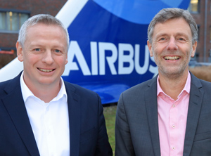 Kai Arndt (links) und Joachim Betker vor einem ,,A380