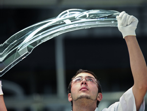 Optische Kontrolle einer Kunststoffstreuscheibe (Foto: Hella)