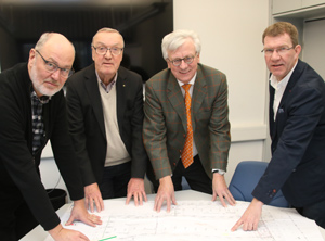 Brüten über den Plänen: Architekt Alfred Bode, Barku-Gründer Egon Schumacher, Geschäftsführer Wolfgang Czerny und Prokurist Marco Holste (von links, Foto: Barku)