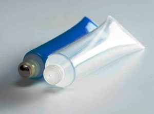 Die neue Tube für Gesichts- und Augencremes besteht komplett aus Recyclingkunststoff (Foto: Quadpack)