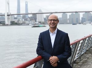 Dr. Frank Stieler am Ufer des Huangpu (Foto: KraussMaffei)