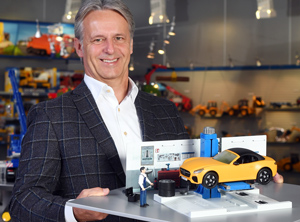 Paul Heinz Bruder mit dem Themenset Autowerkstatt (Foto: Bruder)