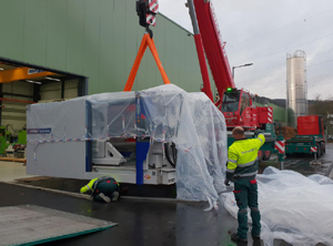 Anlieferung der neuen Spritzgießmaschine mit einer Schließkraft von 10.000 kN (Foto: aquatherm)