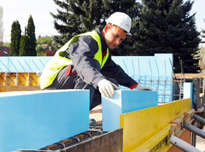 Die XPS-Platten kommen bei Bauanwendungen zum Einsatz (Foto: Ravago)