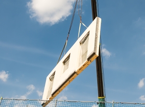 Fassadenelement mit GFK-Putzoptik (Foto: Lamilux)