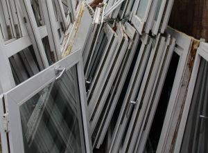 Für das Recycling vorgesehene PVC-Fenster (Foto: Rewindo)