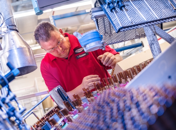 Ein Mitarbeiter von fischer (Foto: Fischerwerke)