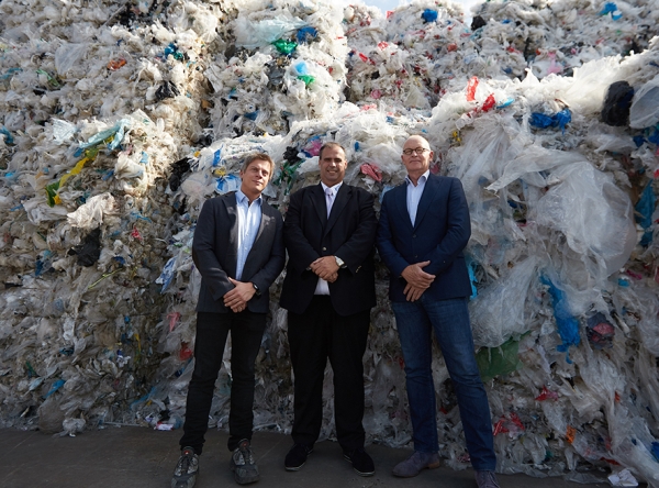 Lindner-Produktmanager Stefan Scheiflinger-Ehrenwerth zusammen mit Geschäftsführer und Eigentümer Peter Daalder sowie COO Gerd Gerdes von Daly Plastics vor den Ballen aus Verpackungsfolien (v.l., Foto: Daly Plastics)
