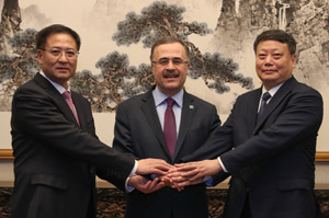 Aramco-Chef Amin Nasser (Mitte) mit Norinco-Chairman Jiao Kaihe (li.) und dem Governor von Liaoning Tang Yijun (re.) (Foto: Saudi Aramco)