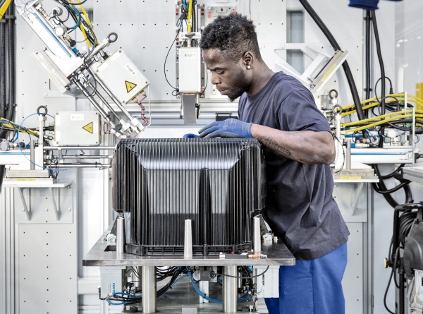 Ein Arbeiter in der Produktion von Kunststoffteilen für Nutzfahrzeuge (Foto: ElringKlinger)