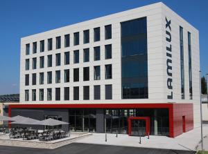 Verwaltungsgebäude am Hauptsitz in Rehau (Foto: Lamilux)