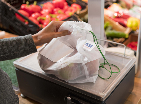 Real ersetzt bis 2020 Plastikbeutel für Obst und Gemüse durch Mehrwegnetze (Foto: Real)