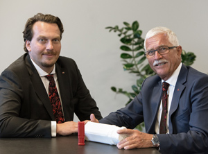 Vor fünf Jahren hat sich Peter Rösler (r.) aus der Geschäftsführung zurückgezogen und die Unternehmensleitung seinem Sohn Thiemo überlassen (Foto: rose plastic)