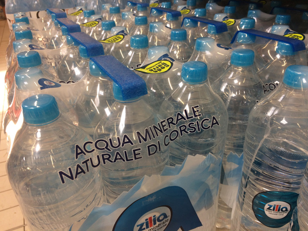 Mit einem nationalen Pakt will die französische Regierung die Kunststoff-Verpackungsflut eindämmen (Foto: KI)