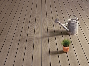 Aus dem Wiesengras-Composite lassen sich beispielsweise Terrassendielen herstellen (Foto: SLS)