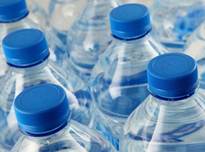 Auch in Deutschland müssen künftig die Getränkedeckel und Kappen fest an den Einwegflaschen dranhängen (Foto: iStock/laurent)