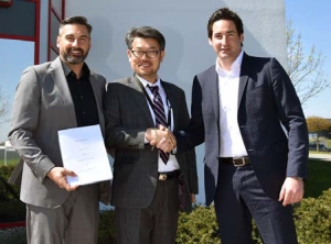 Die Geschäftsführenden Gesellschafter von Rampf, Michael Rampf (l.) und Matthias Rampf, sowie Yonny Eom, Geschäftsführer von Rampf Korea (Foto: Rampf)