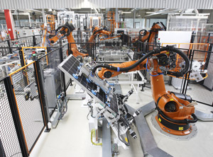 Sechs-Achs-Roboter bei der Montage von Solaranlagen (Foto: Kuka)