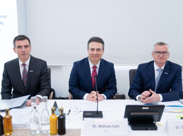 Der Vorstand von Freudenberg (v.l.): Dr. Ralf Krieger, Dr. Mohsen Sohi und Dr. Tilman Krauch (Foto: Freudenberg)